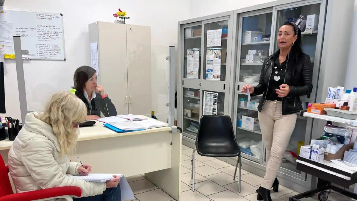 Va dalla guardia medica e la trova chiusa, utente sfonda la vetrata -