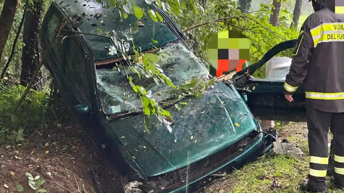Incidente a Treppo Grande, fuori strada con l'auto: ferito il conducente - 