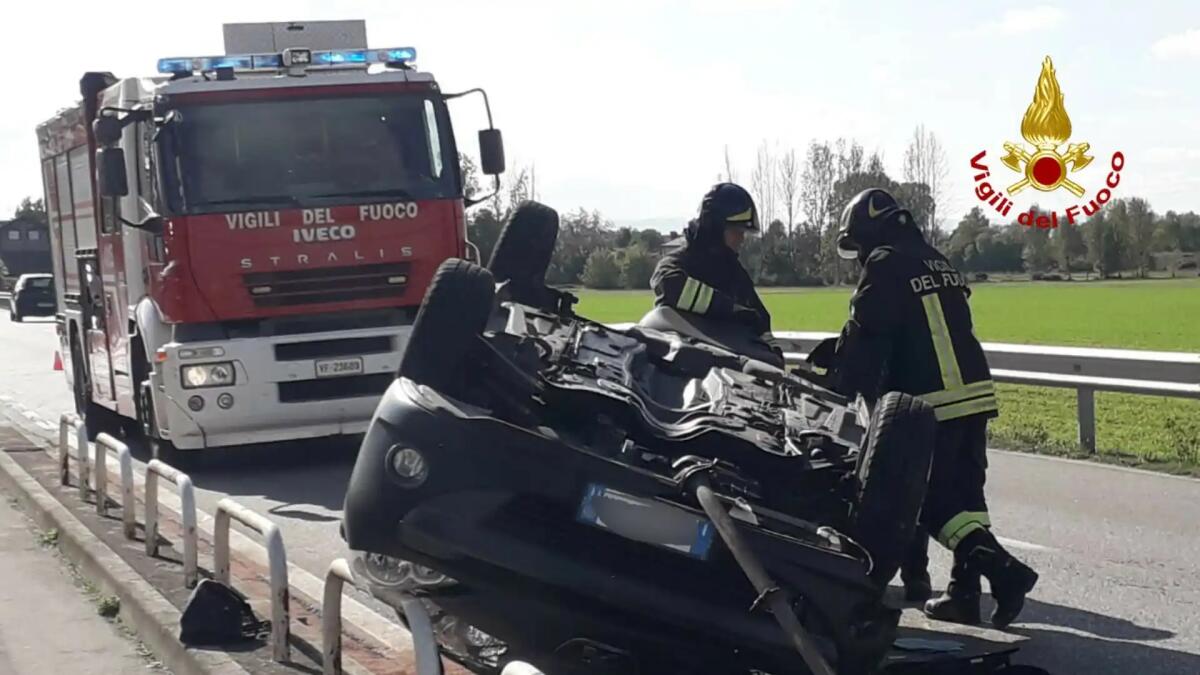 Scontro tra tre auto. Bloccata copiosa perdita di benzina -