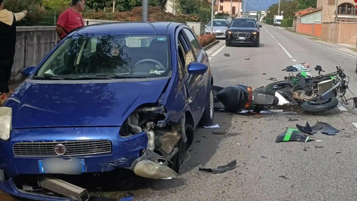 Scontro tra una moto, uno scooter e due auto: ferito gravemente il centauro - 