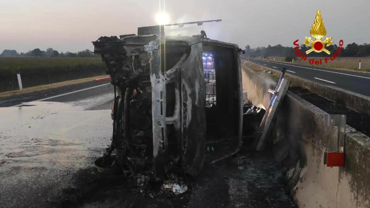 Furgone si ribalta e s'incendia in autostrada: due feriti -