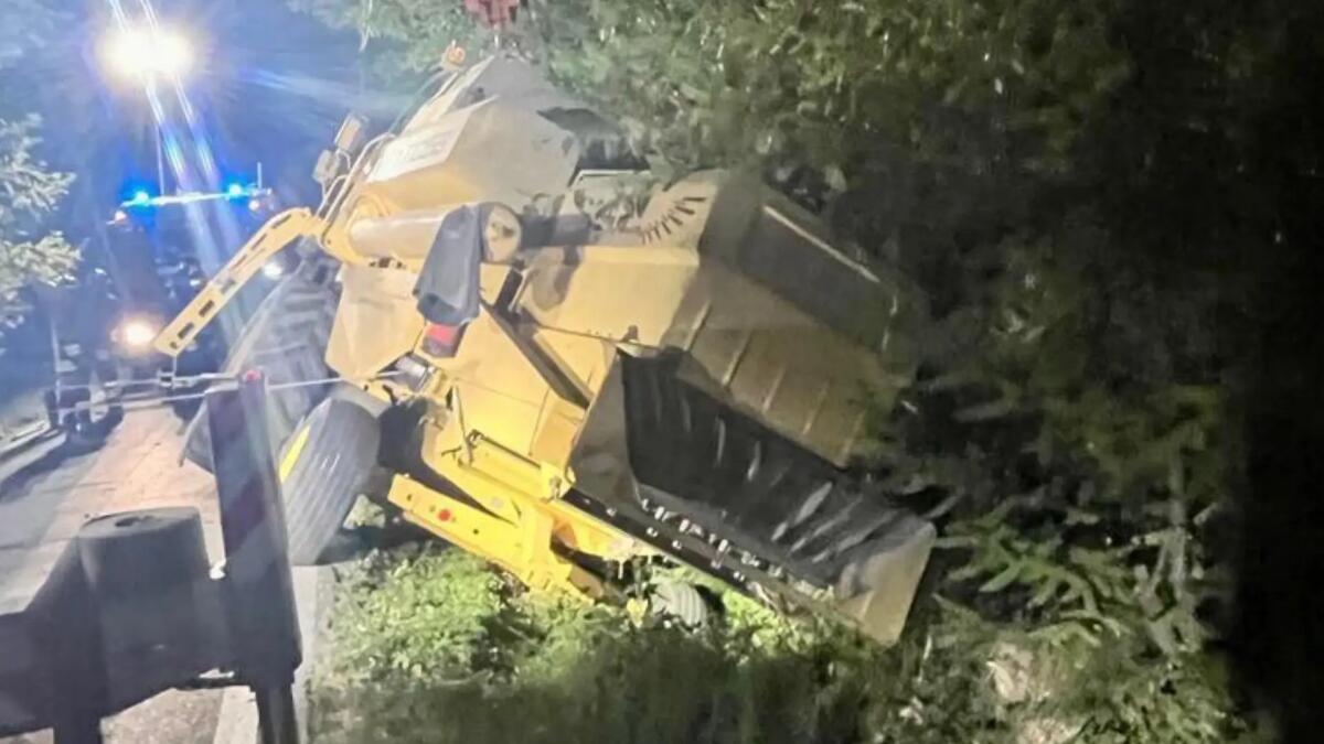 Mietitrebbia carica di mais finisce fuori strada - 