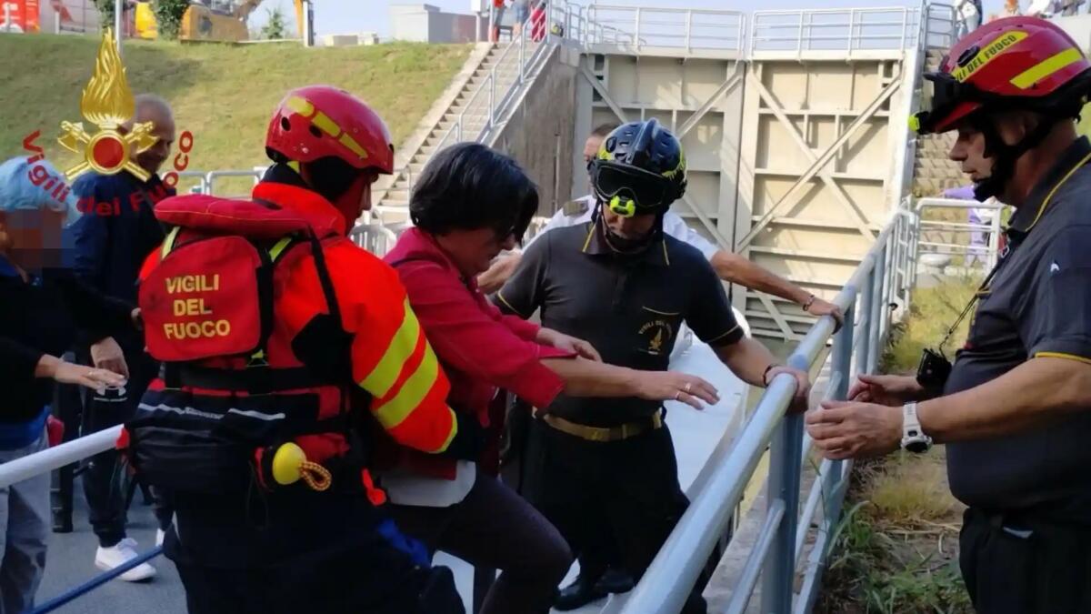 I tronchi finiscono nelle eliche della motonave: 73 turisti bloccati nel canale - 