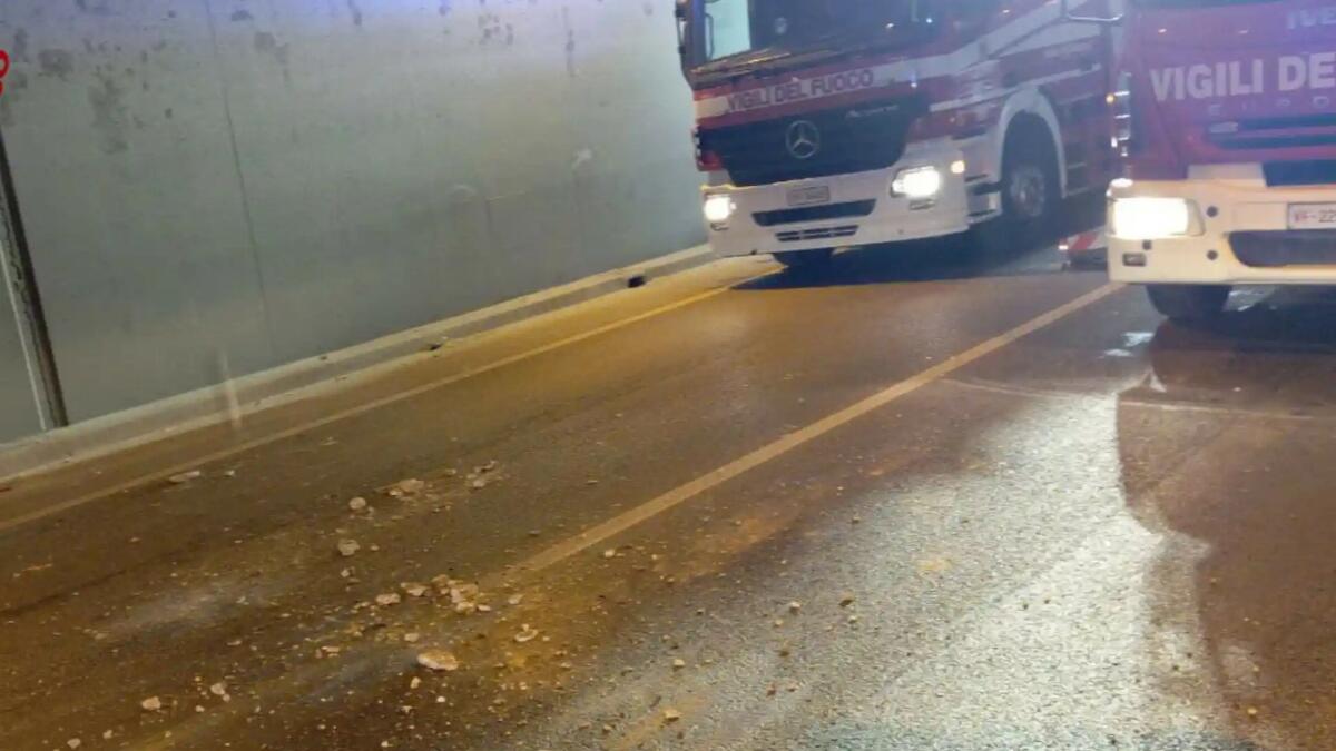 Piovono calcinacci dalla galleria: paura, ma nessun ferito - 