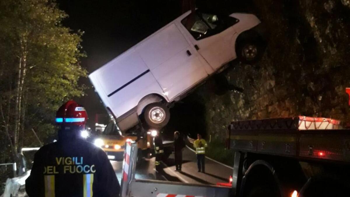 Finisce fuori strada con il furgone, in bilico lungo la scarpata -