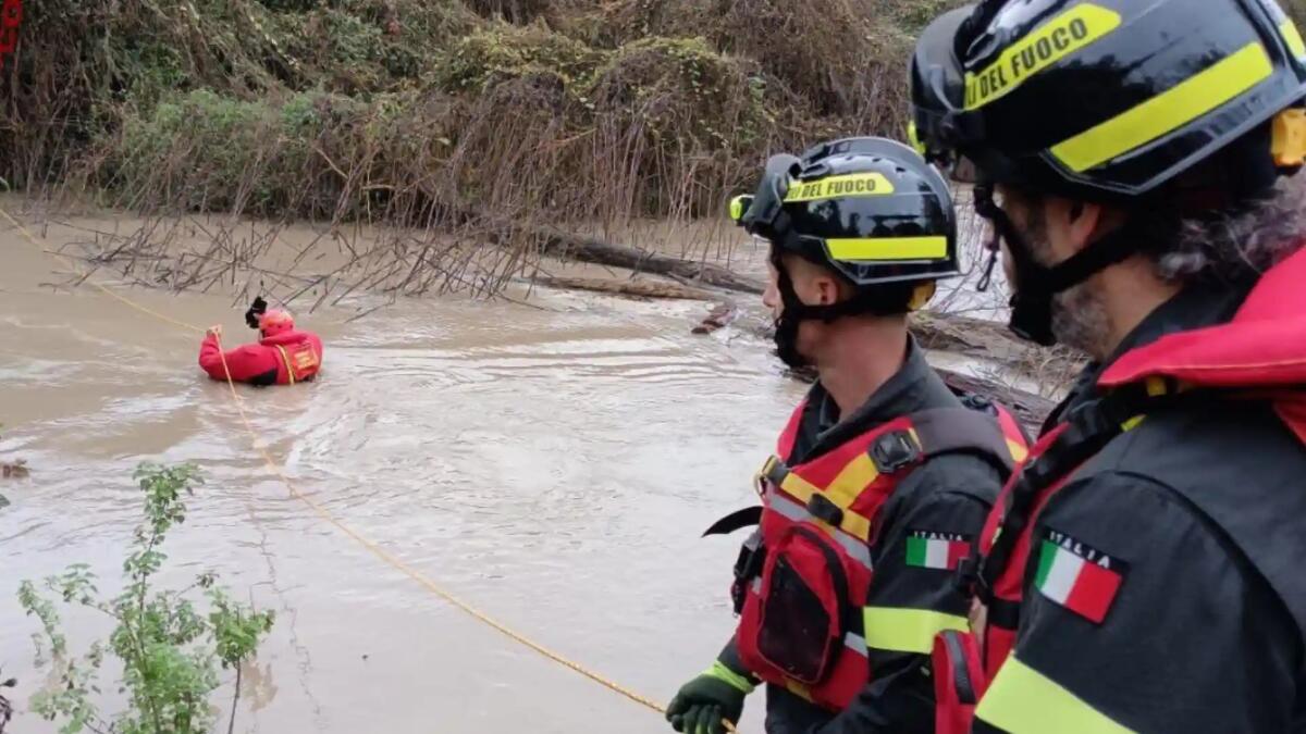 Sorpreso dalla piena del fiume rimane bloccato su un isolotto: salvato con l'elicottero - 