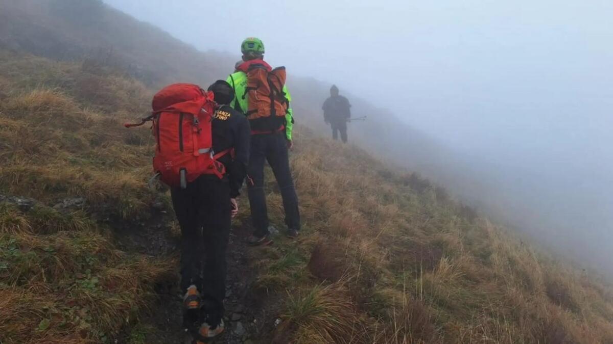 Si perde a 2000 metri per la pioggia e nebbia: soccorso 59enne - 