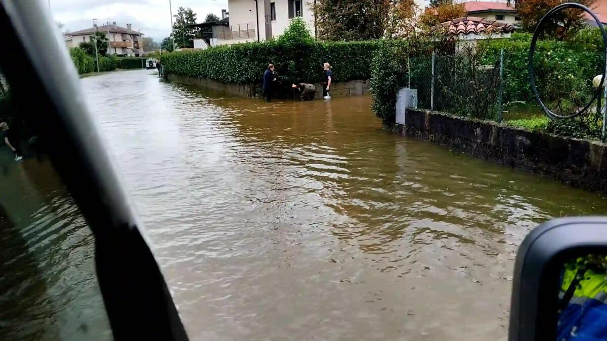 Maltempo, piogge intense: strade e case allagate, disagi. Tagliamento al livello di guardia - 