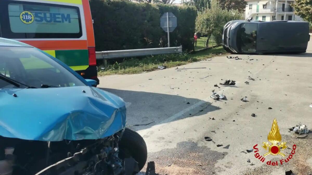 Scontro tra un furgone di un corriere, finito rovesciato e un’auto: 2 feriti - 