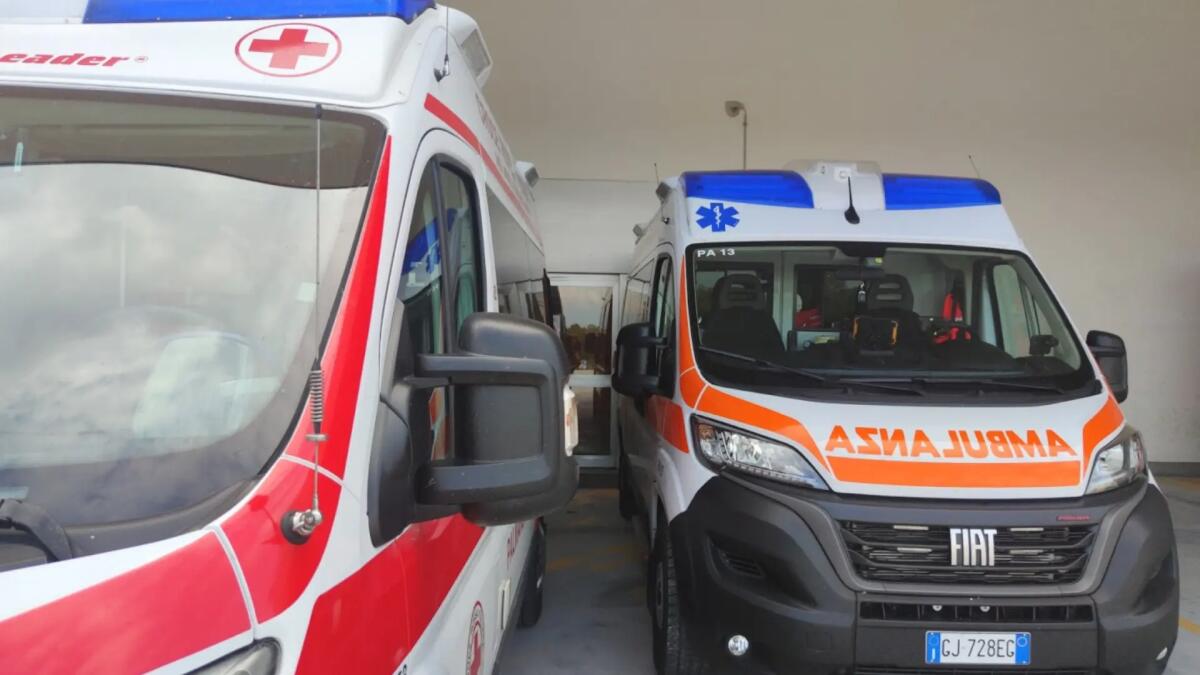 Colpito alle gambe mentre lavora da un elemento di 200 kg: ferito un giovane - 