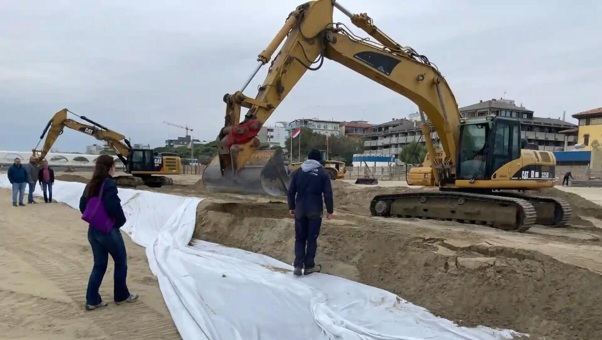 Esperti dell'Emilia Romagna a Lignano: studio sui "Geotubi" che frenano l'erosione della spiaggia - 