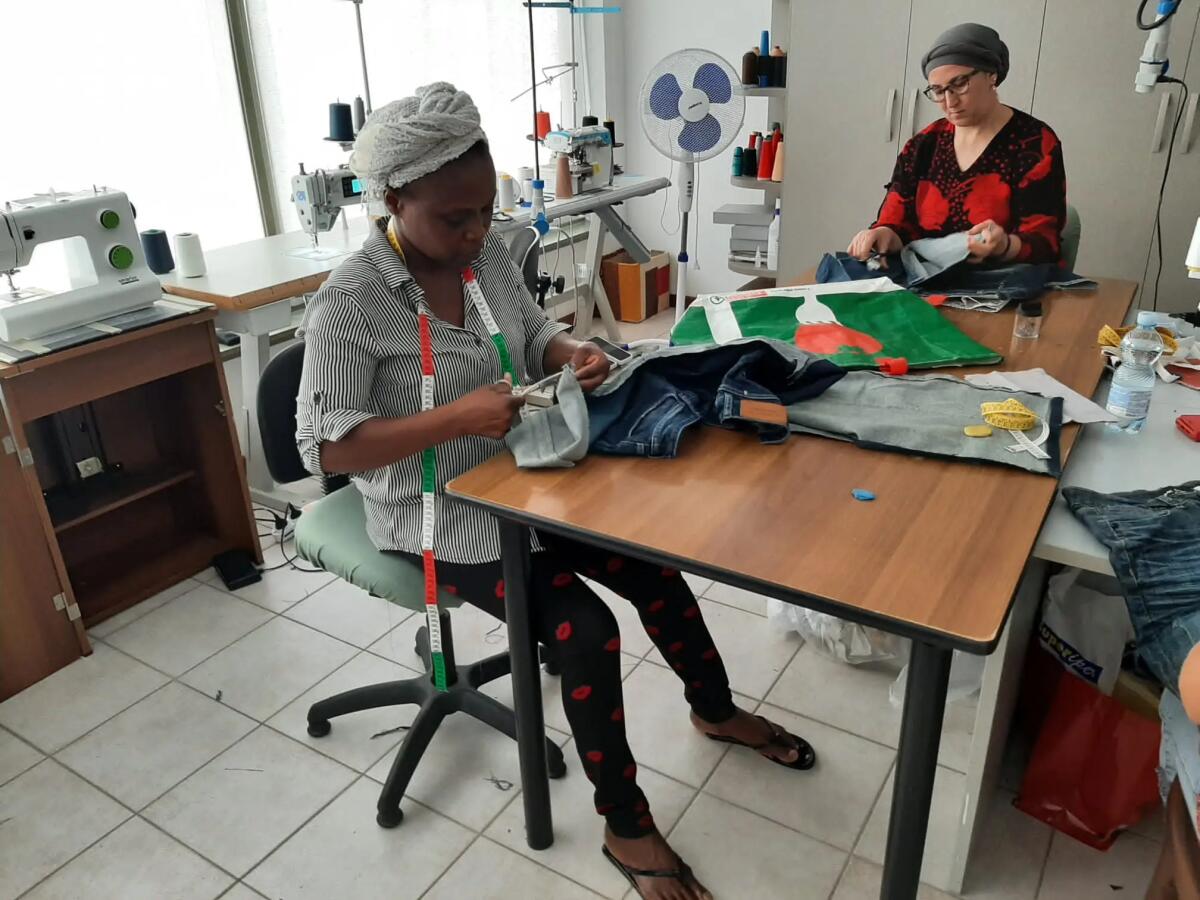 Pordenone, corso taglio e cucito per donne fragili grazie a Karpòs e Cri - 