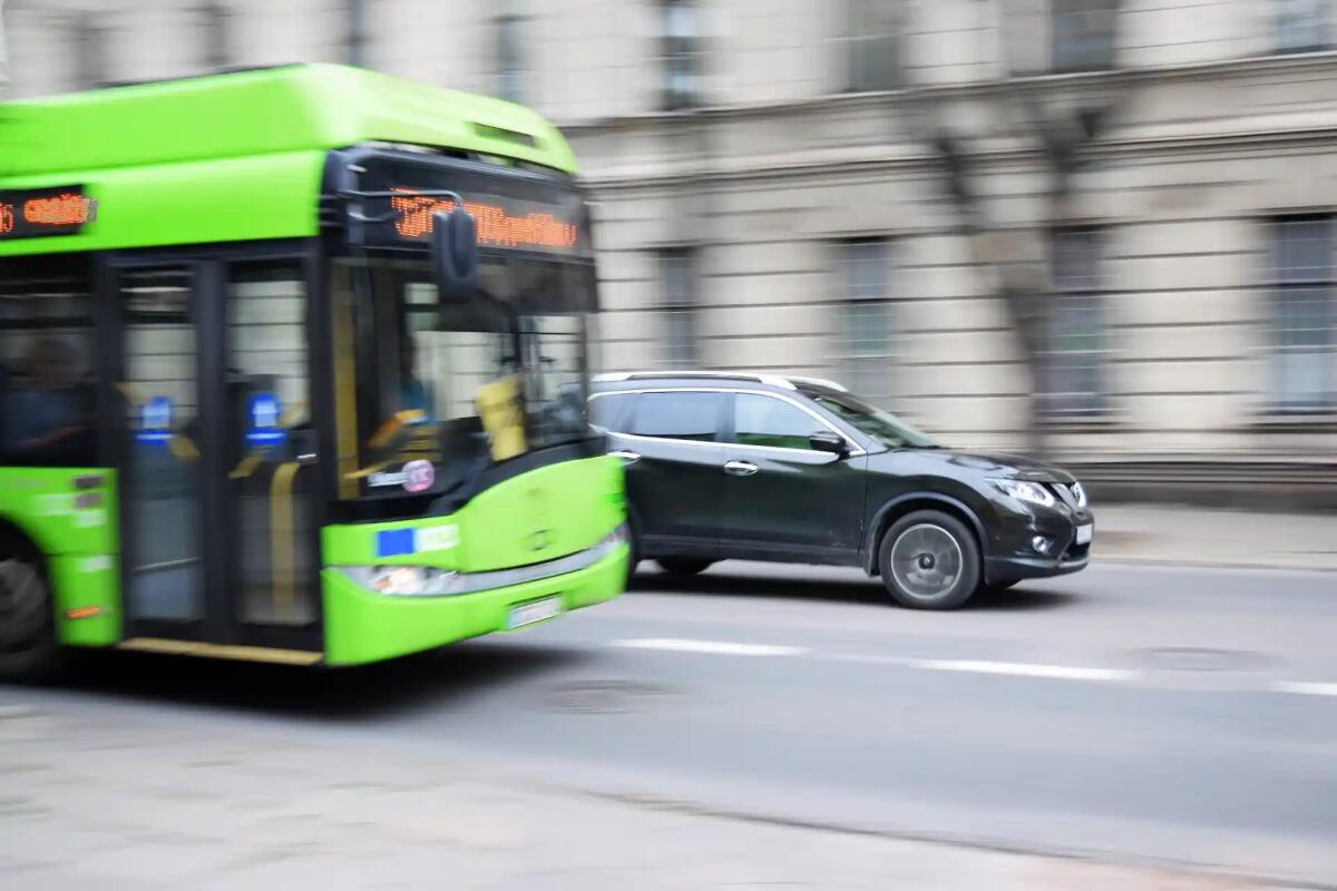 Oltre l'Euforia Verde: gli Svantaggi dei Bus Elettrici a Batterie al Litio - 