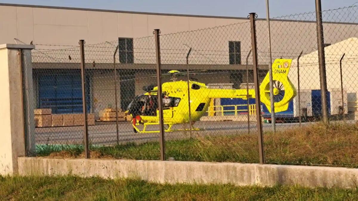 Colpita da un utensile in fabbrica mentre lavora: grave una donna - 