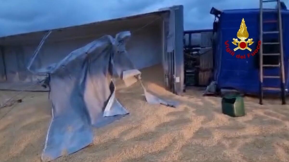 Lestizza. Camion si ribalta e perde il carico: autista ferito, strada bloccata - 