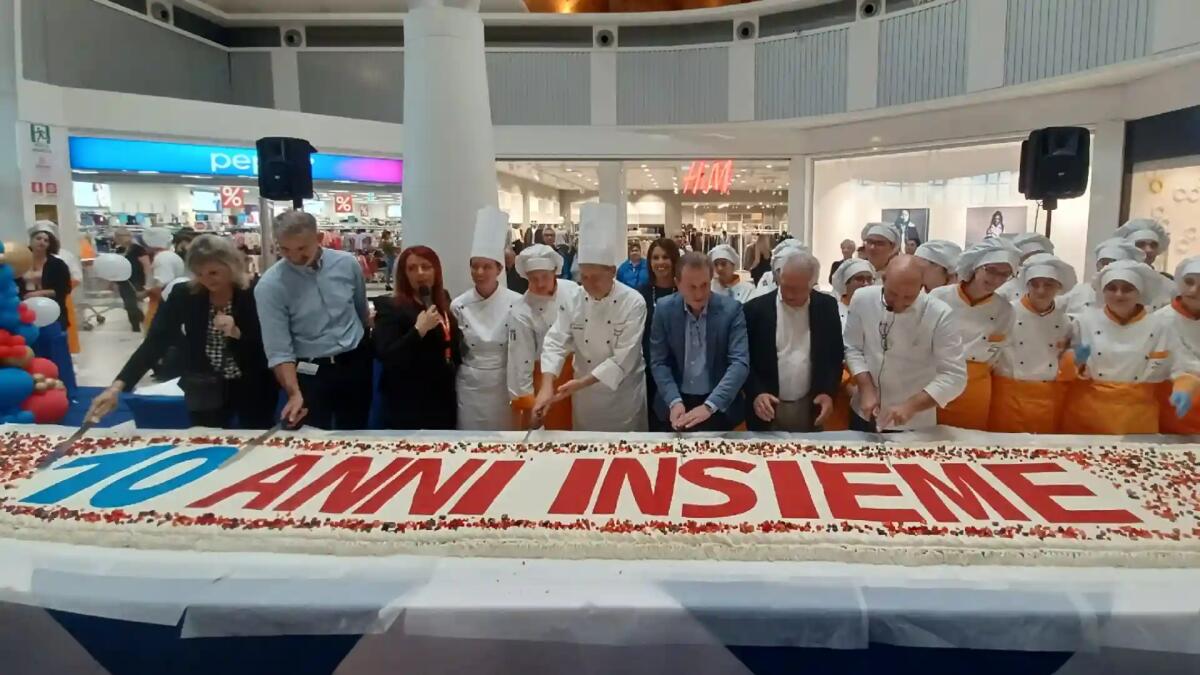 Una torta da record per il compleanno del Centro Commerciale Panorama di Villorba -