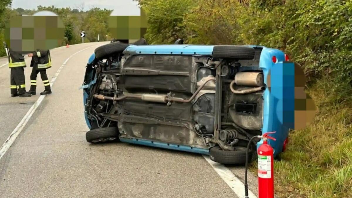 Perde il controllo dell'auto e si ribalta su un fianco: ferito il conducente - 