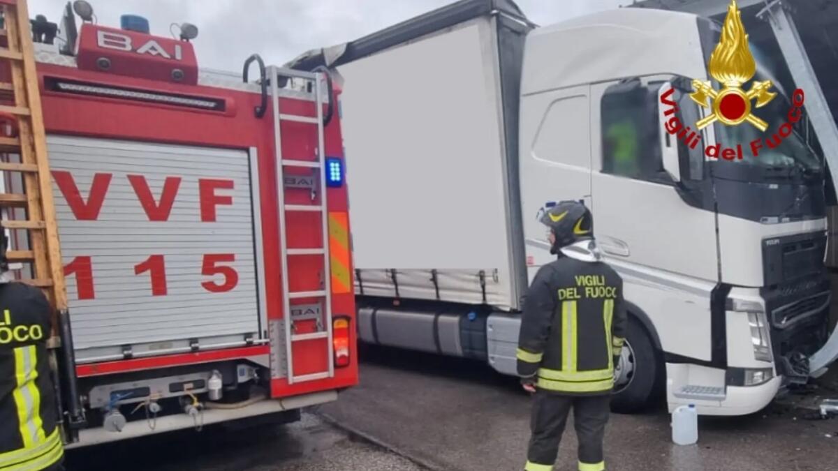 Malore alla guida, finisce con il camion contro una pensilina che piomba sul mezzo: morto 57enne -