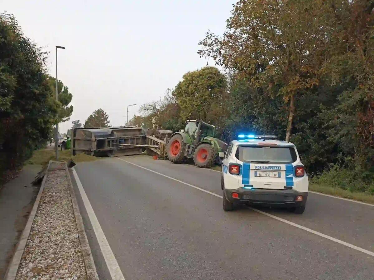 Si ribalta il rimorchio di un trattore a Pozzuolo del Friuli, chiusa per ore la SR353 - 