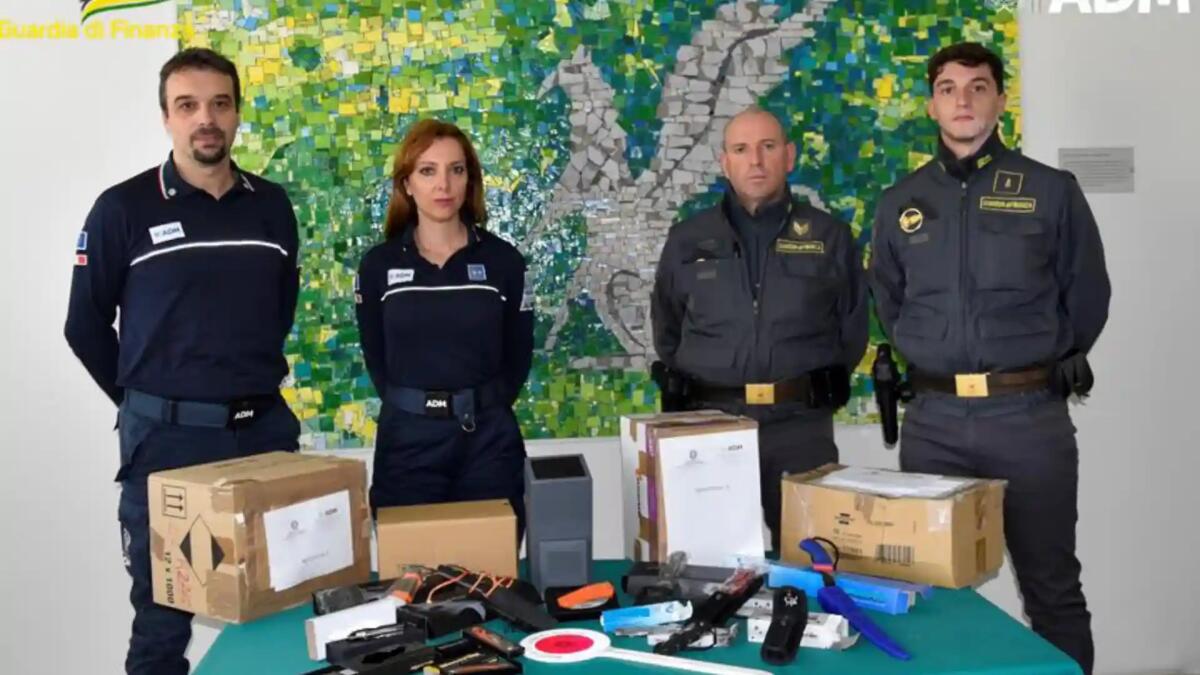 Maniago. Coltelli "Made in Italy" realizzati in Cina: maxi sequestro di 5400 articoli - 