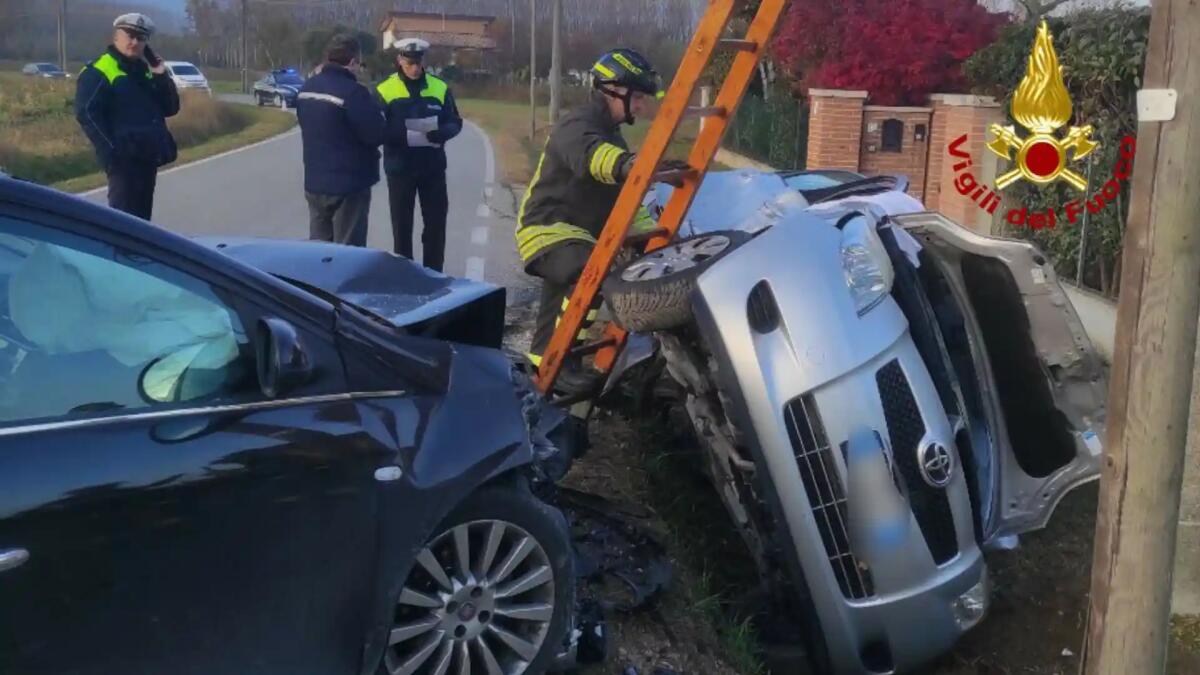 Incidente a Zero Branco, pauroso scontro tra 2 auto: 29enne incastrata tra le lamiere, ferita -