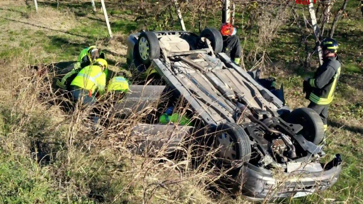 Auto sbanda e finisce ribaltata in un campo agricolo: un ferito -
