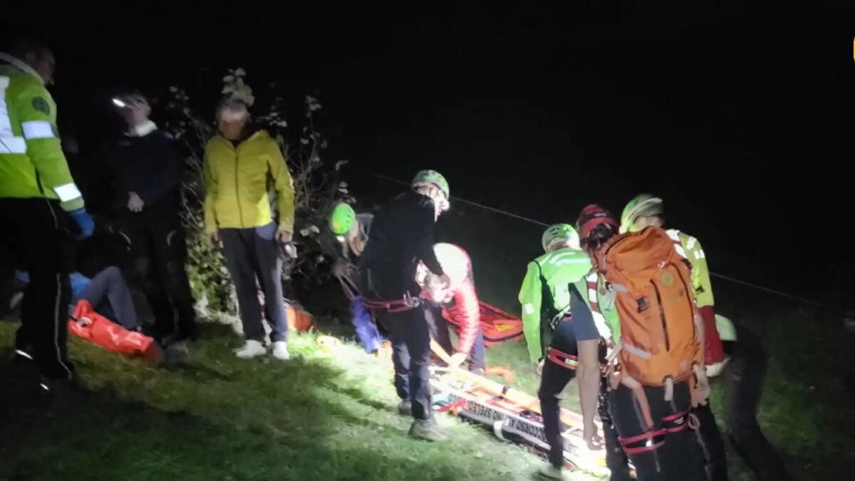 Scivola nel bosco cercando funghi: soccorsa una 55enne -