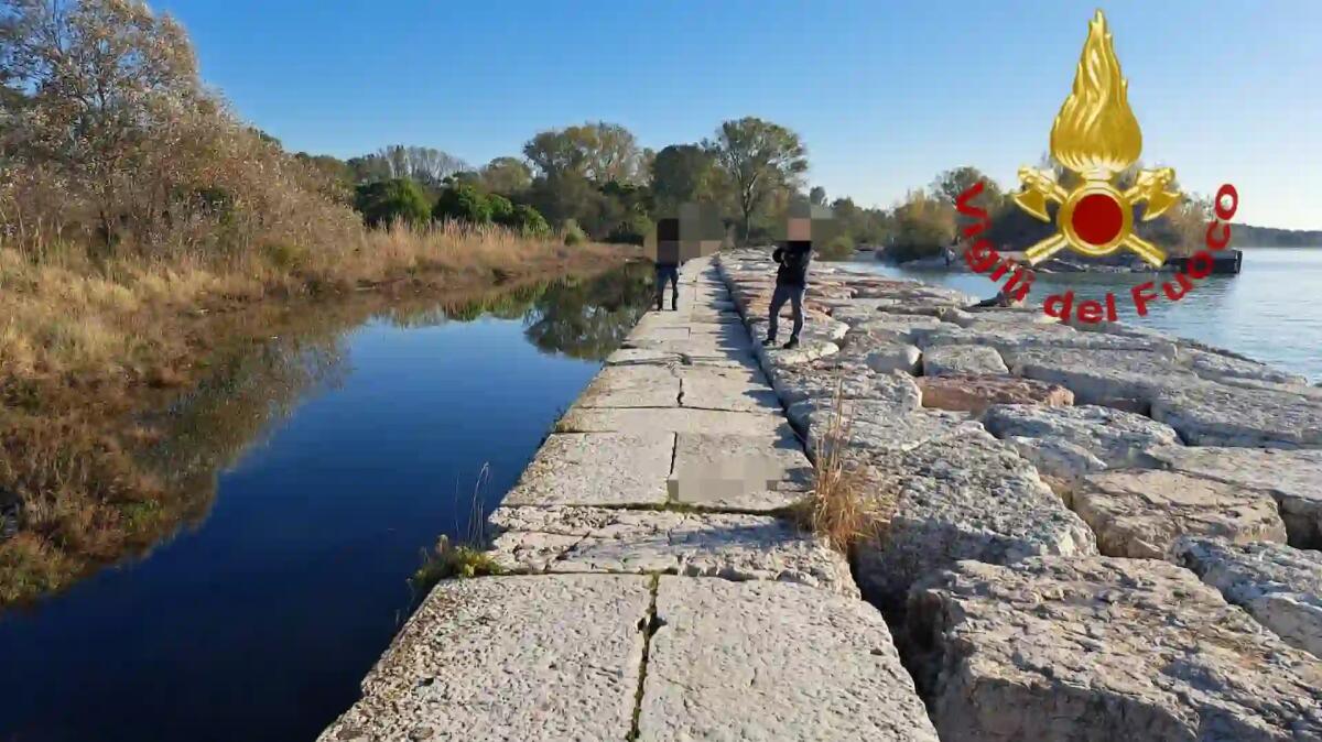 Giallo al Lido di Venezia, cadavere affiora dalle acque: recuperato dai pompieri - 