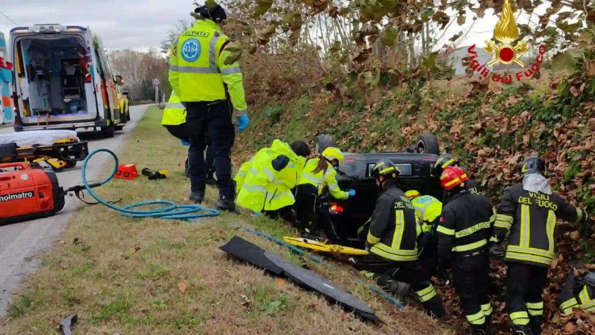 Finisce con l'auto nel fossato e si ribalta: donna incastrata tra le lamiere, ferita - 