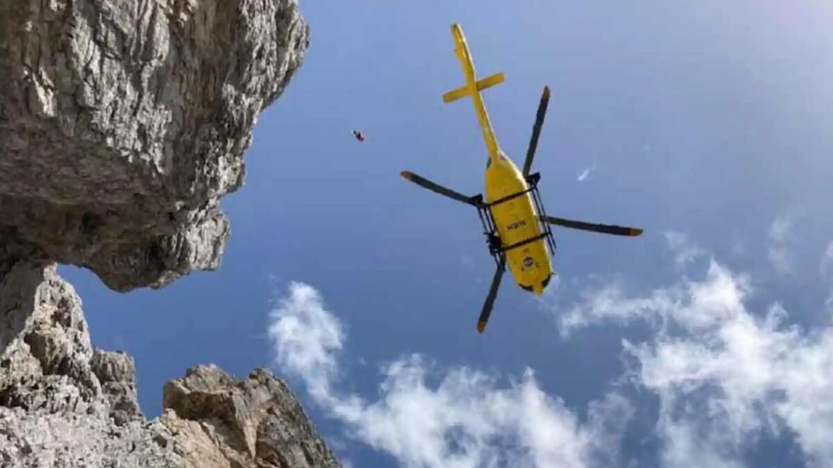 Scivola sul sentiero, ruzzola sotto gli occhi dell'amico e muore sul colpo - 