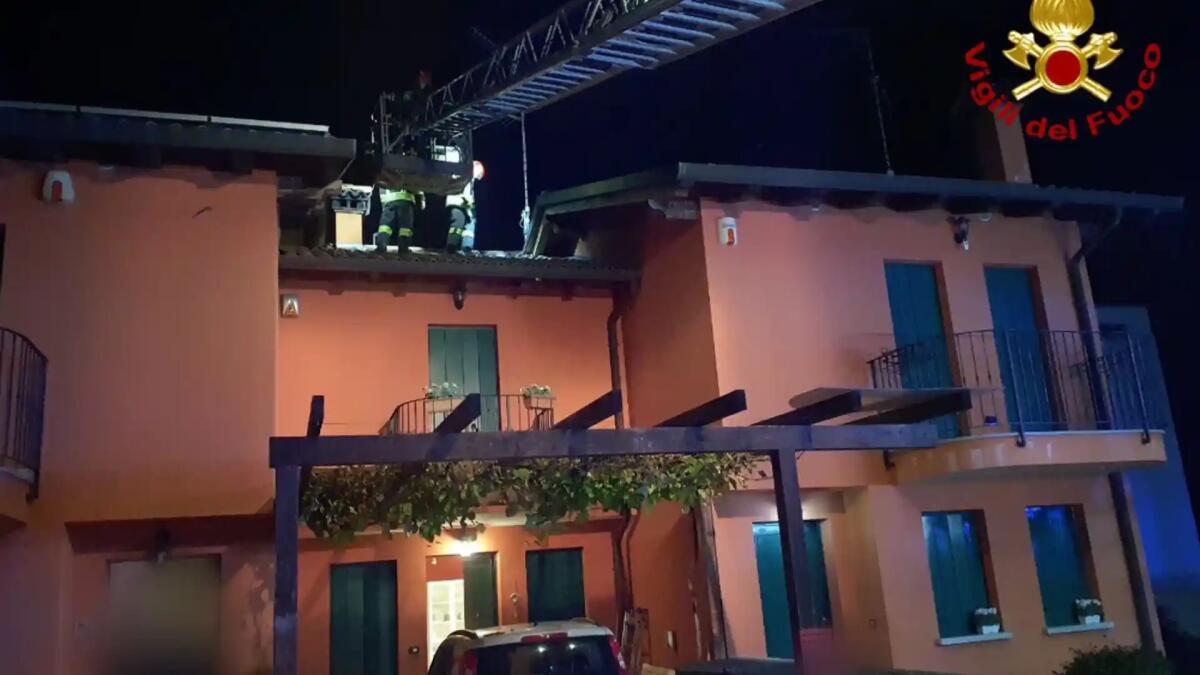 S'incendia la canna fumaria, i pompieri salvano il tetto - 