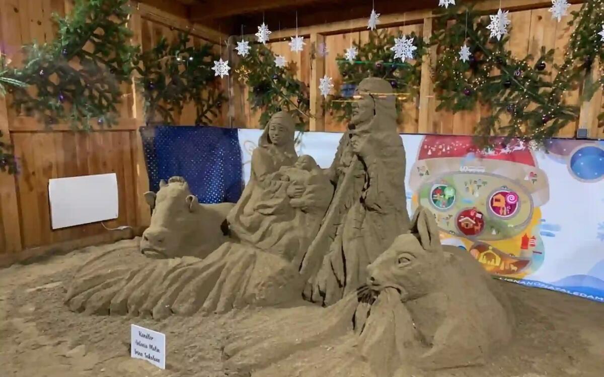 Lignano dona alla città gemellata di Klagenfurt un Presepe di sabbia - 