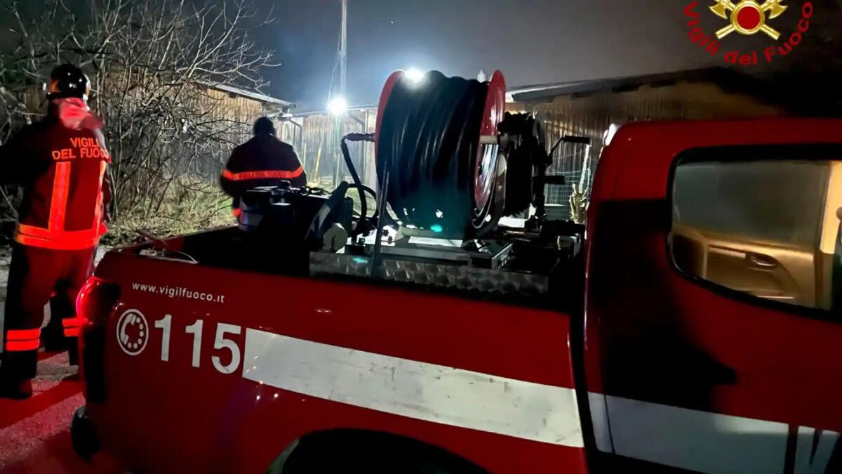 Vigile del fuoco cade in un canale: disperate ricerche in corso - 