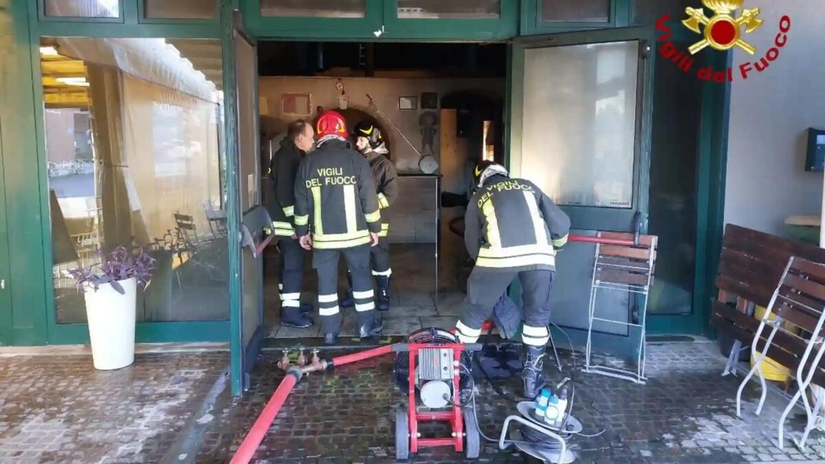Incendio in una pizzeria a Cordenons: fumo denso e gas velenosi - 