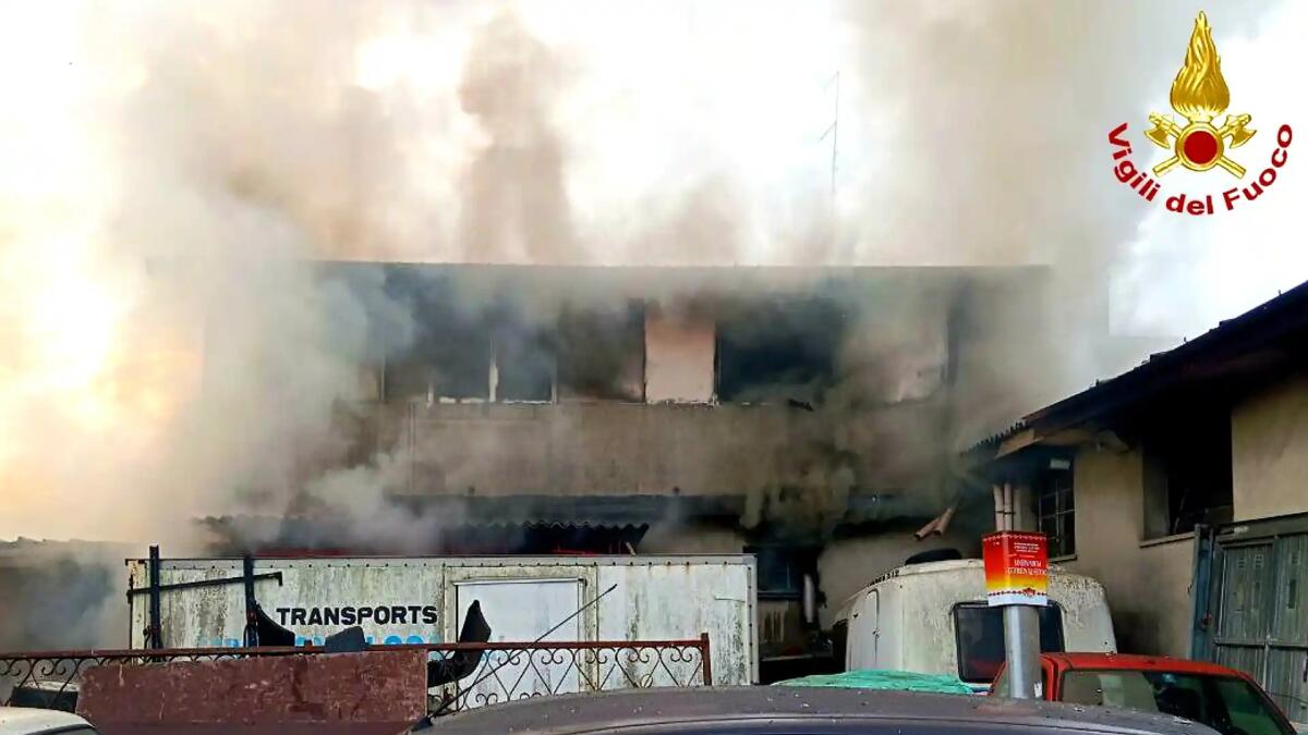 Carrozzeria in fiamme: danneggiate diverse auto, un camper ed attrezzature -