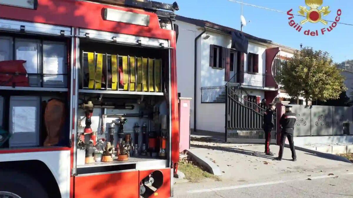 Fuga di gas in una casa bifamiliare: morti mamma e figlio - 