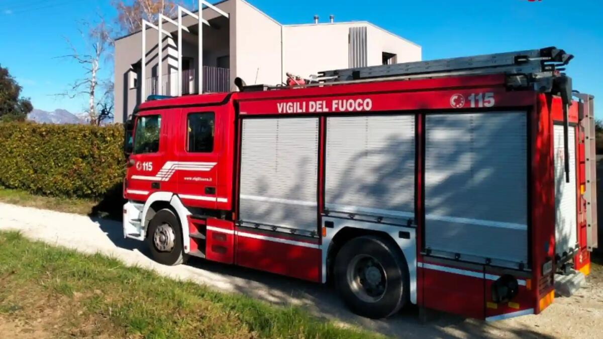 Scoppia l'incendio in casa a Cordenons, una famiglia evacuata -