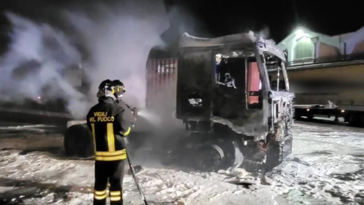 Incendio di un camion presso il Punto Franco Nuovo a Trieste - 