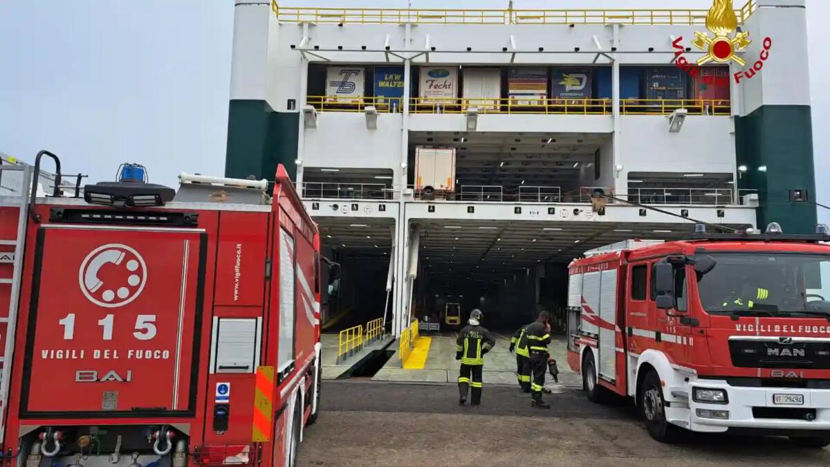 Venezia. Batterie si surriscaldano, scoppia l'incendio nel vano tecnico della nave - 