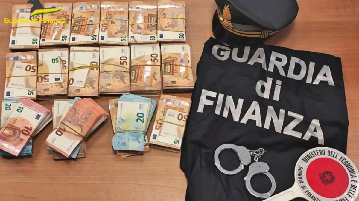 Frodi fiscali nel commercio di prodotti petroliferi e pannelli fotovoltaici: 20 persone denunciate, 3 in arresto -