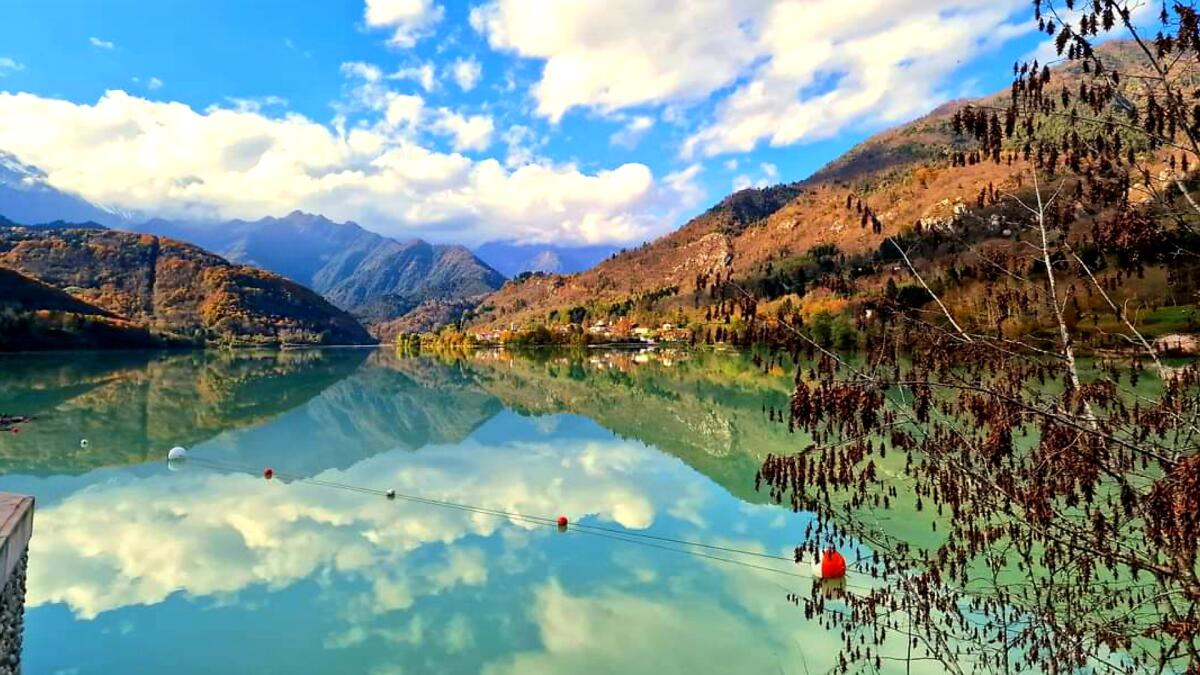 Barcis, un autunno incantato sulle rive del Lago: le strepitose foto - 