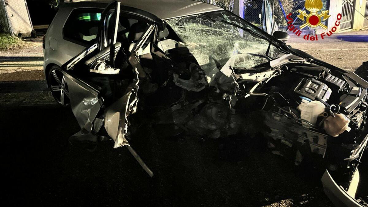 Perde il controllo dell'auto e si schianta contro un palo in cemento dell'Enel - 