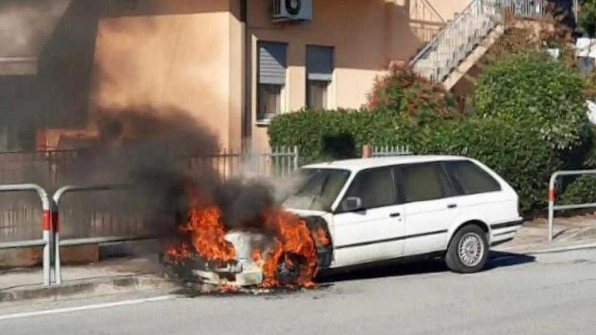 L'auto a GPL prende fuoco in marcia, il conducente si mette in salvo - 