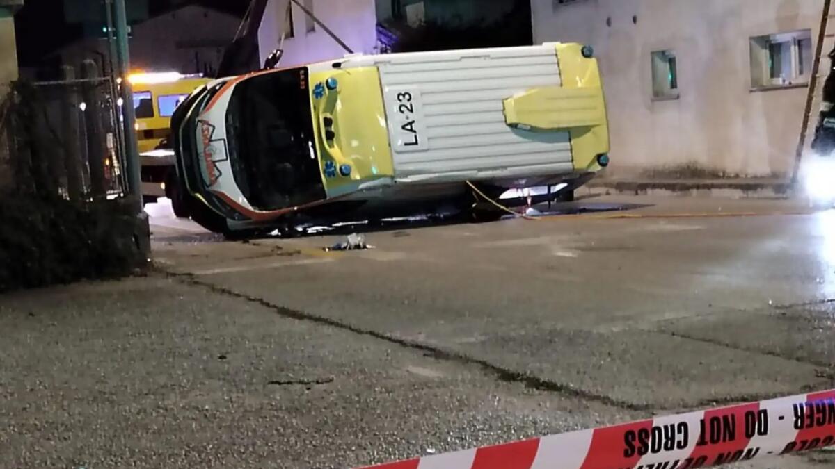Scontro tra un’ambulanza ed un'auto a Latisanotta: 3 feriti -