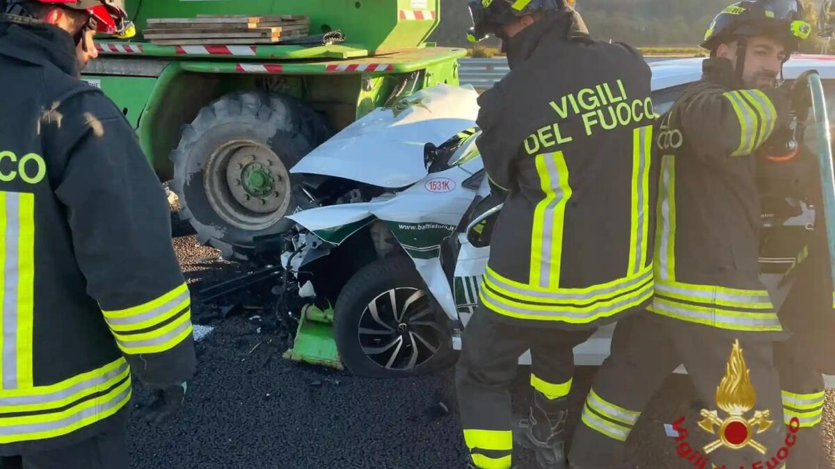 Piomba con l'auto contro una macchina operatrice: vigilante notturno morto sul colpo - 