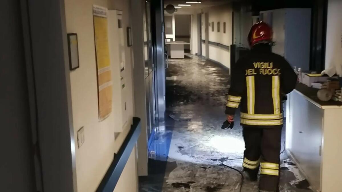 Pc a fuoco, scoppia l'incendio al Servizio Vaccinazioni: piano invaso dal fumo -
