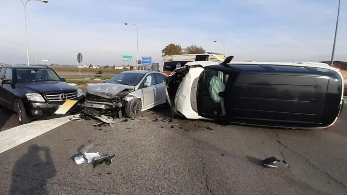 Concordia Sagittaria. Pauroso scontro tra 3 auto, una finisce rovesciata su un fianco - 