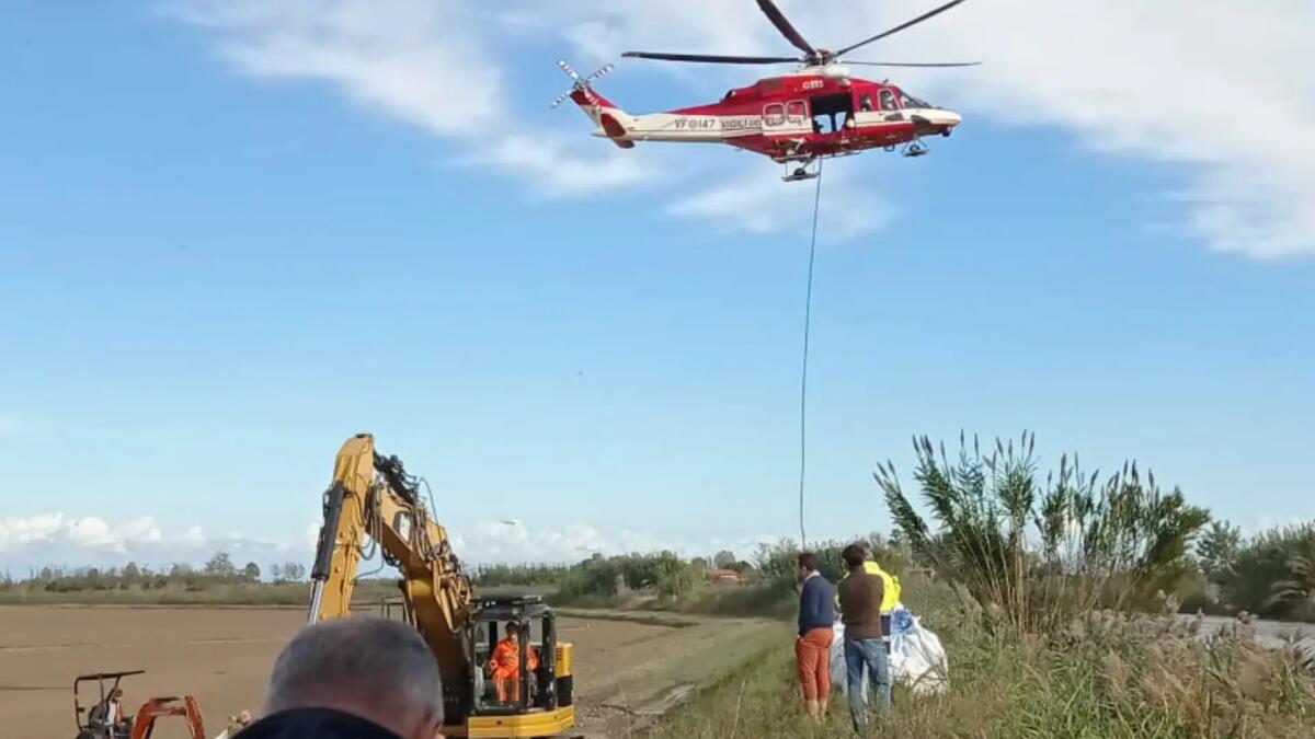 San Michele al Tagliamento. Il canale rompe l'argine, evacuate le famiglie: si lavora per richiuderlo - 