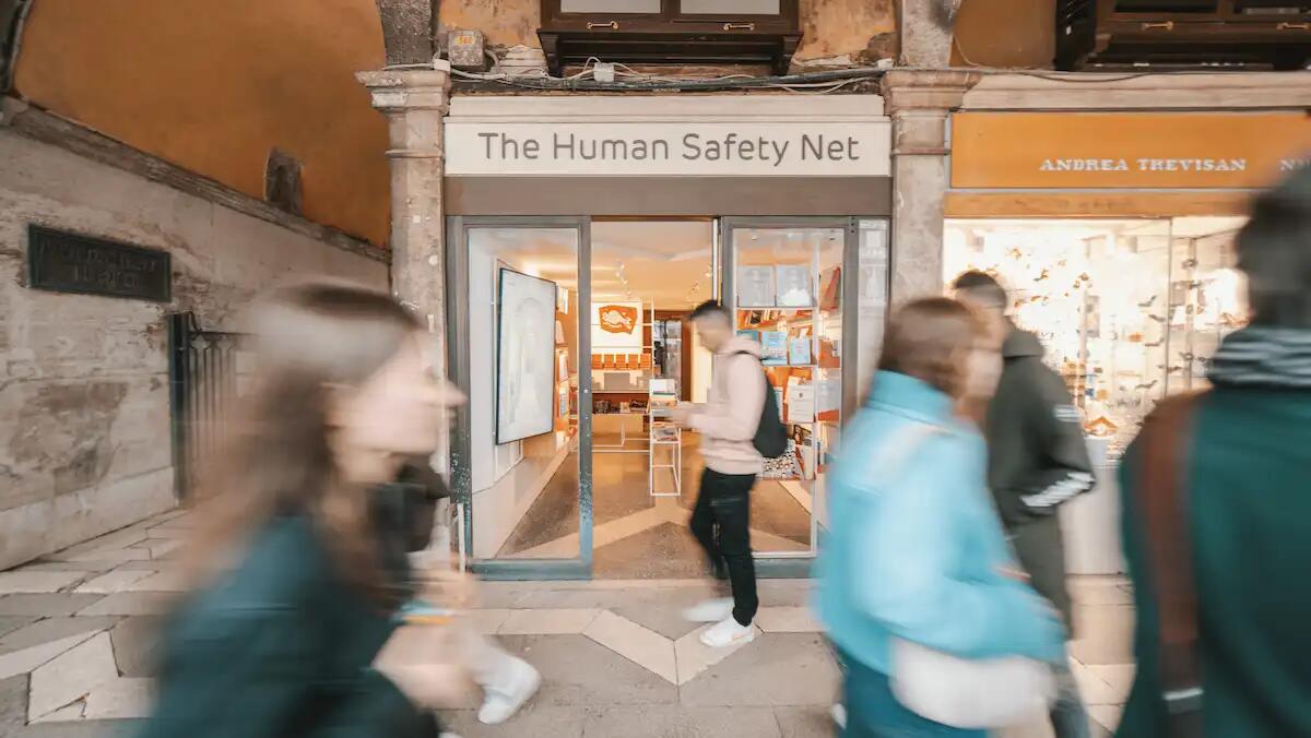 Apre il Bookstore di The Human Safety Net - 
