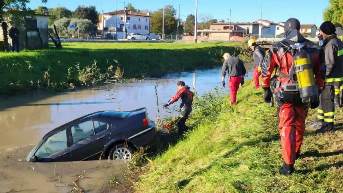 Finiscono con l'auto nel fiume: miracolati due giovani - 